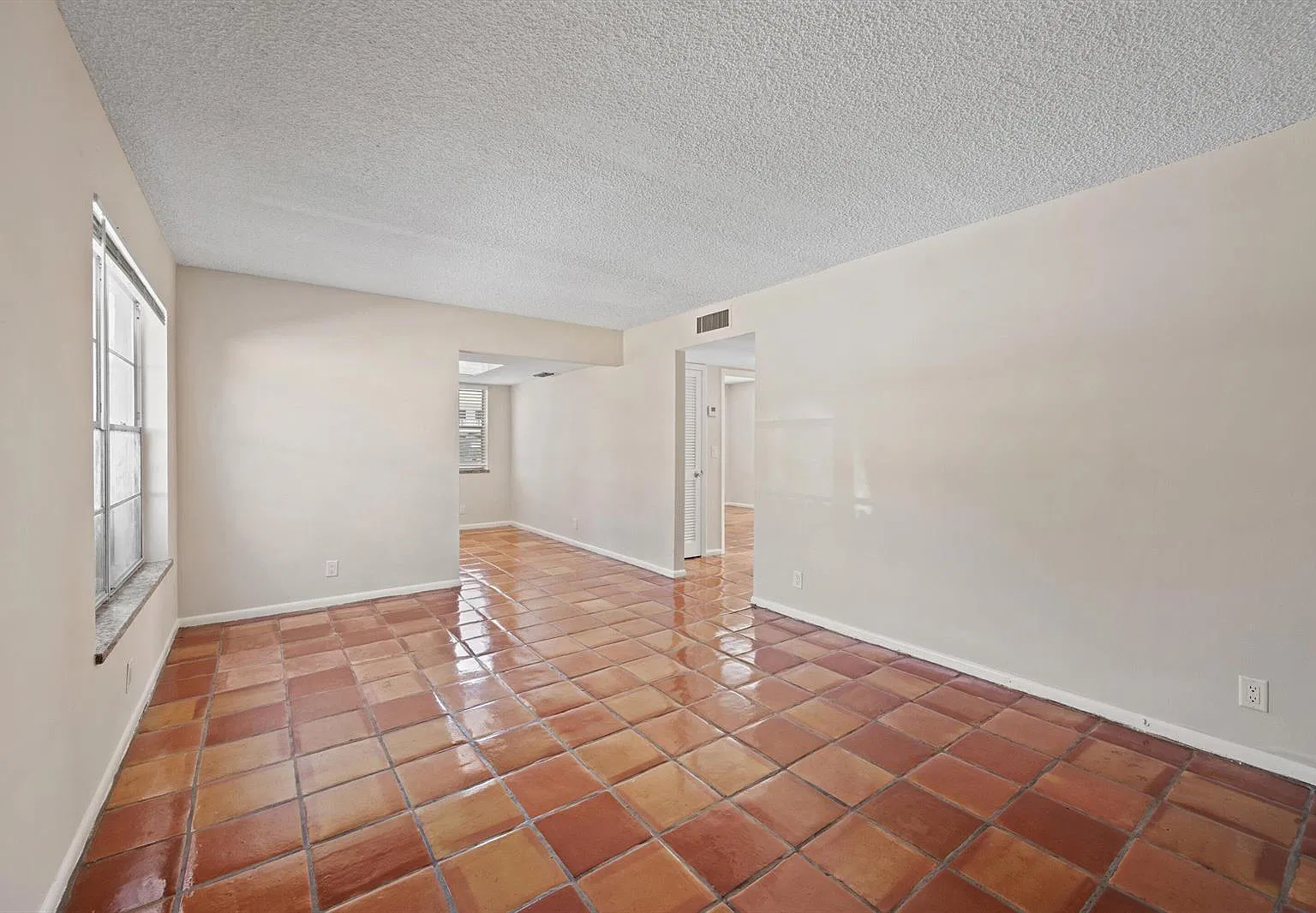 2707 Vandiver Dr — Photo 3