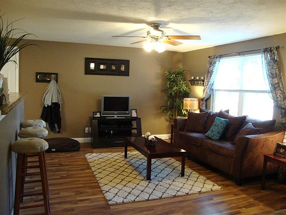 2nd image of 3486 Chaucer Dr