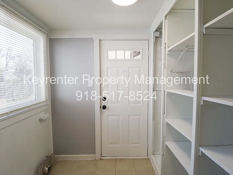 5330 W 2nd St — Photo 11