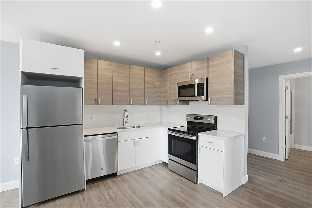 2 bed, 1.0 bath, 801 sqft, $3,750 — Photo 2