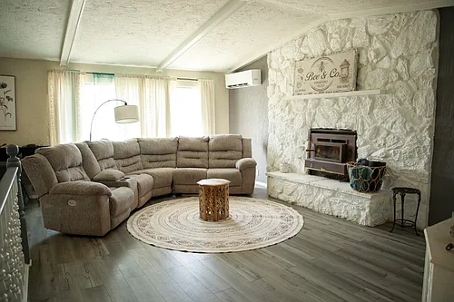 445 Joan Ave Photo 1