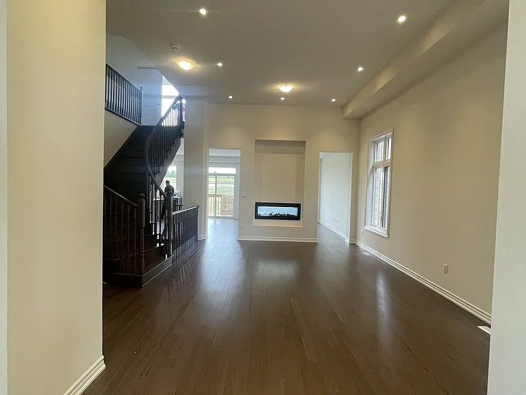 913 Rexton Dr — Photo 3