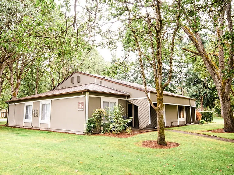Steilacoom Apartments - Harbor Oaks Apartments - Exterior