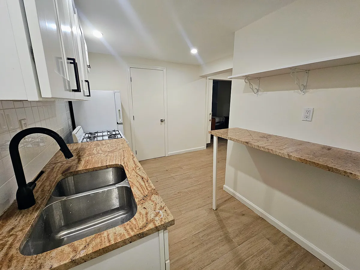 Building Photo - 159 E 38th St #2B