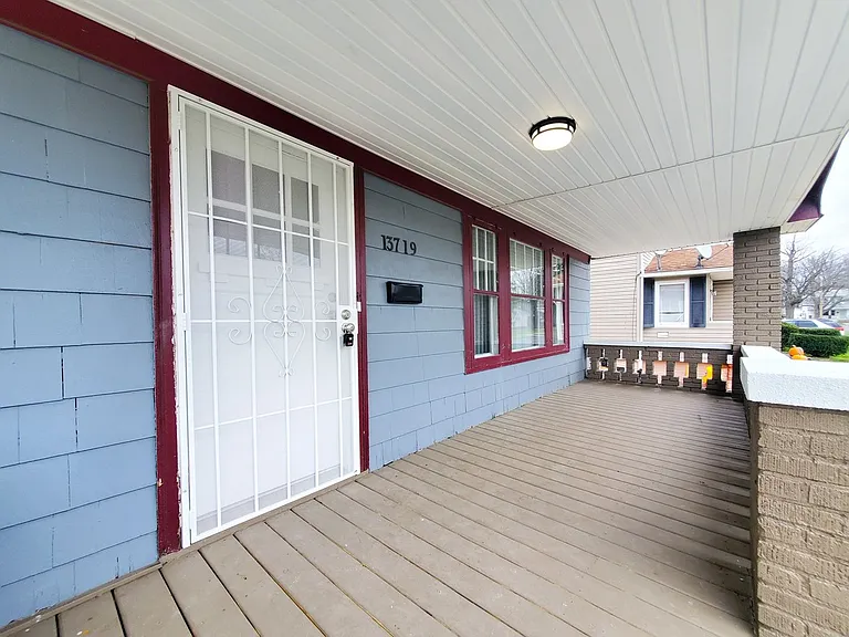 13719 Thornhurst Ave — Photo 2