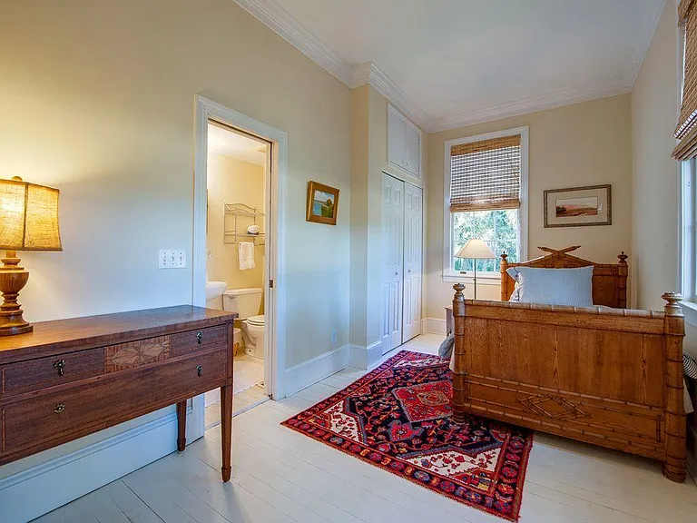Additional guest room with private bath