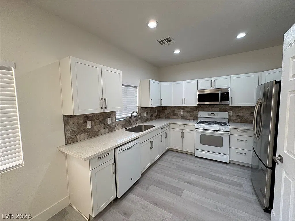 3 bed, 2.5 bath, 2017 sqft, $2,350 — Photo 4