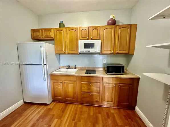 26 Diplomat Pkwy #2368, Hallandale, FL 33009
