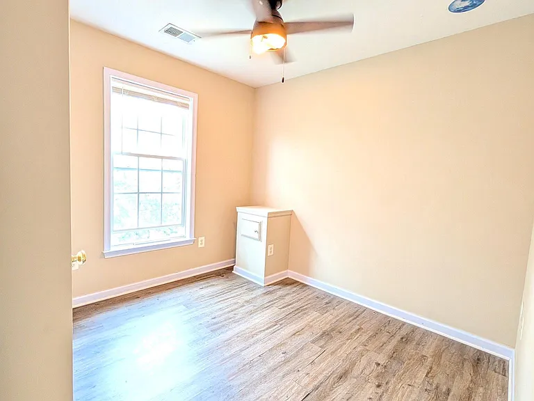 211 Shirley Sq SE — Photo 29