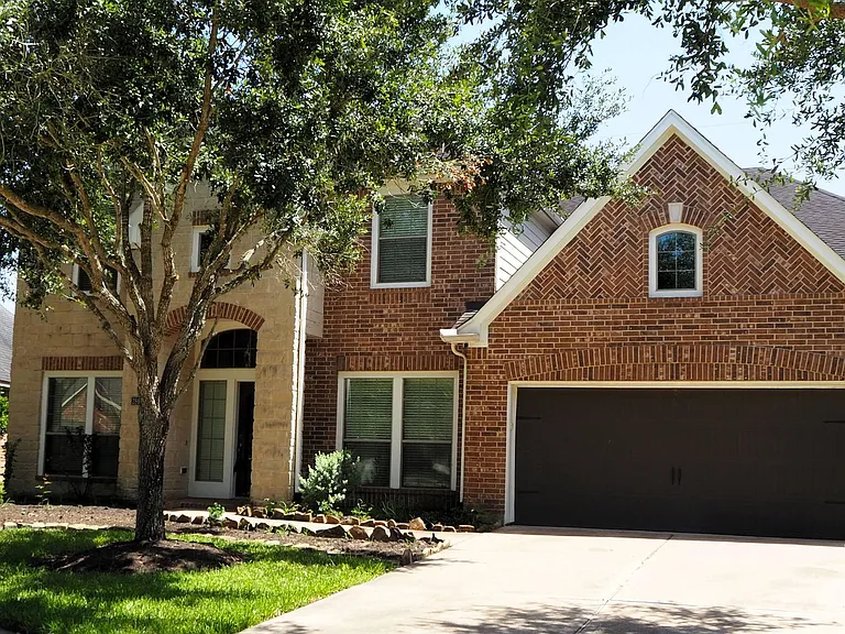 28607 Green Hedge Dr — Photo 2