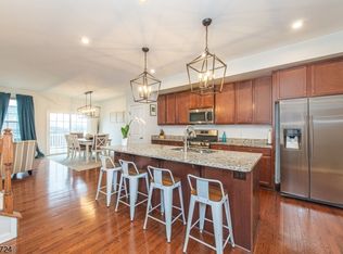 18 Trailwood Dr, Mount Arlington Boro, NJ 07856