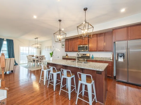 18 Trailwood Dr, Mount Arlington Boro, NJ 07856