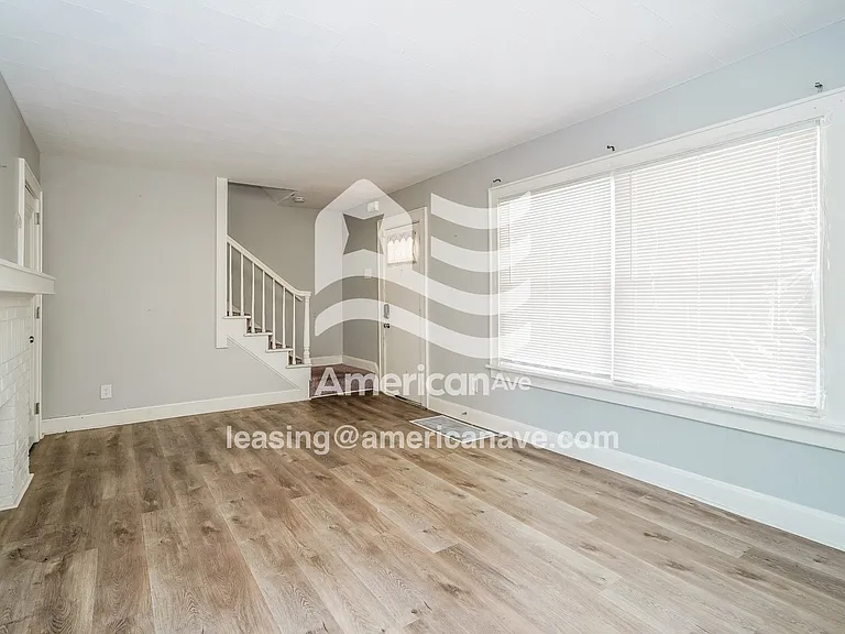 1389041_005_living_room_5.jpg