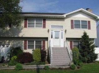 2875 Arrowhead Pl, Seaford, NY 11783