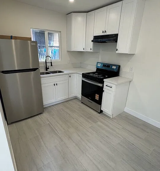 241 N Park View St — Photo 1