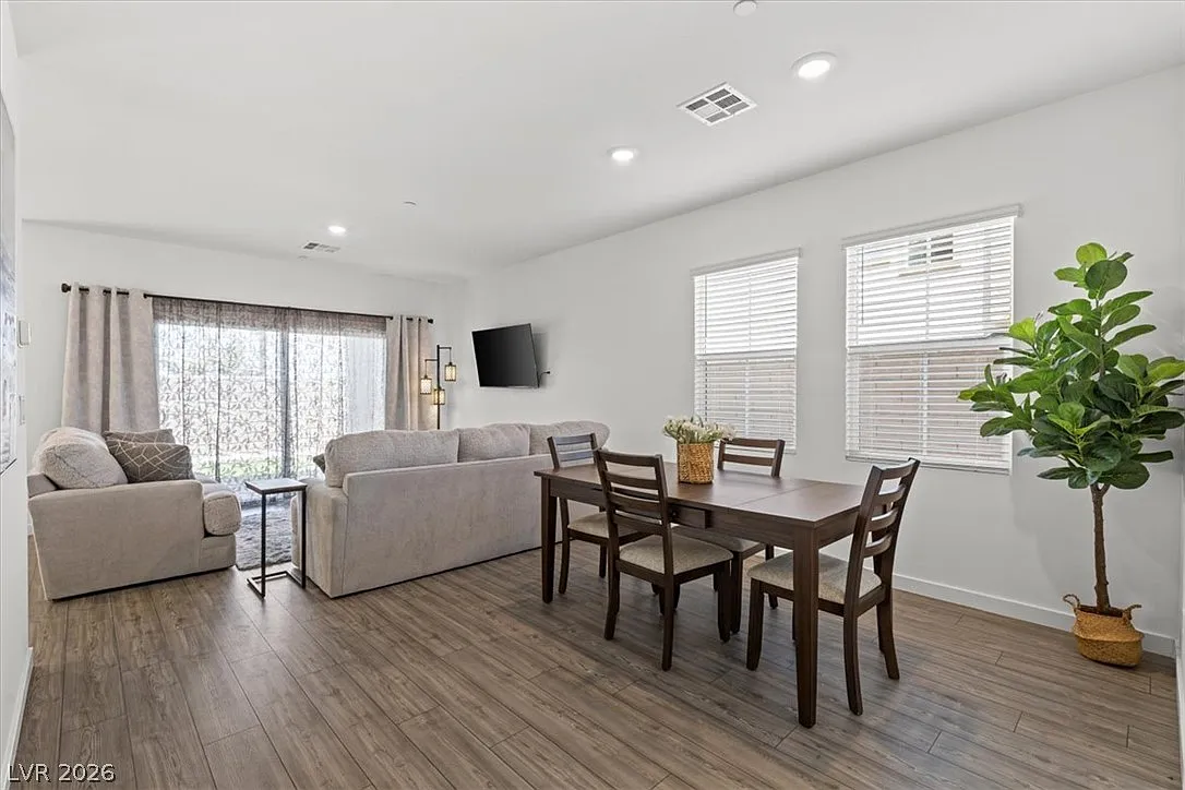 4 bed, 3.0 bath, 2276 sqft, $3,500 — Photo 4