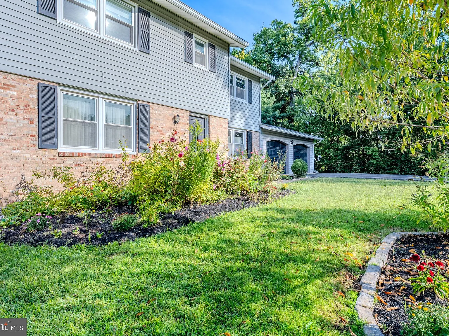 4 bed, 2.5 bath, 2474 sqft, $3,400 — Photo 3