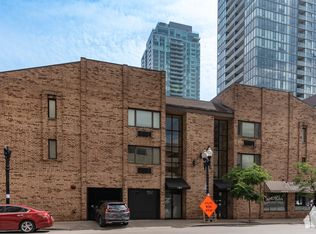 163 W Division St APT 212, Chicago, IL 60610