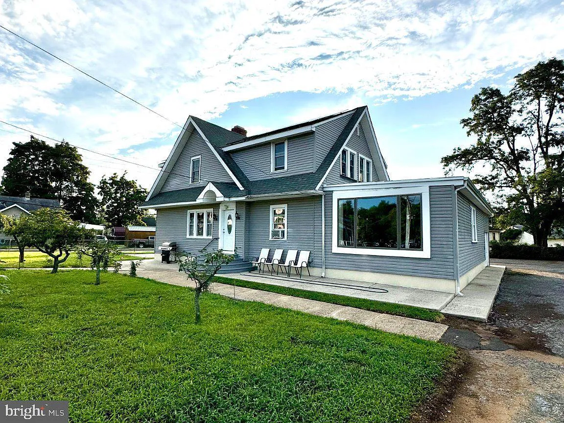 5 bed, 2.0 bath, 3700 sqft, $4,300 — Photo 1
