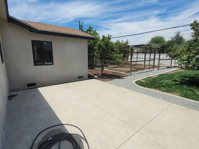 566 W H St — Photo 22