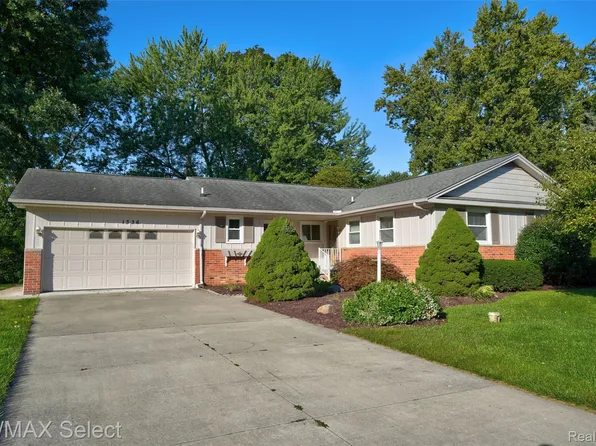 1336 Hidden Oaks Ct, Flint, MI 48507