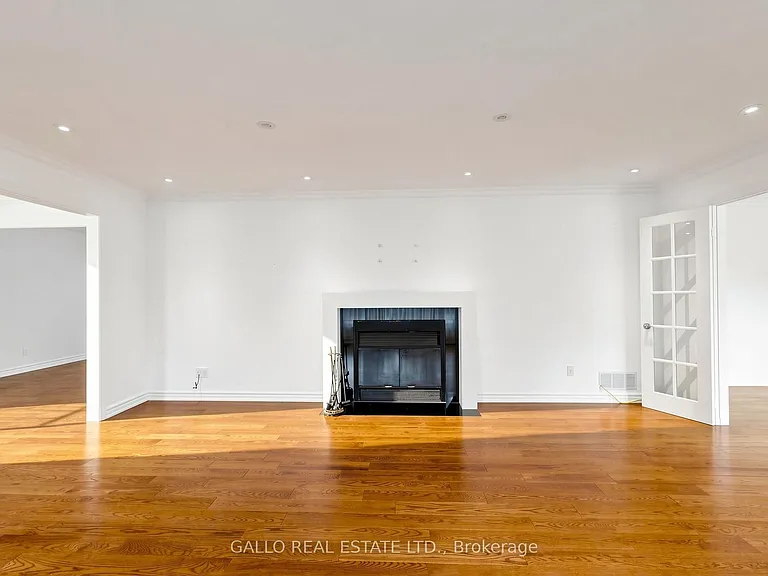 32 Elmvale Blvd — Photo 6