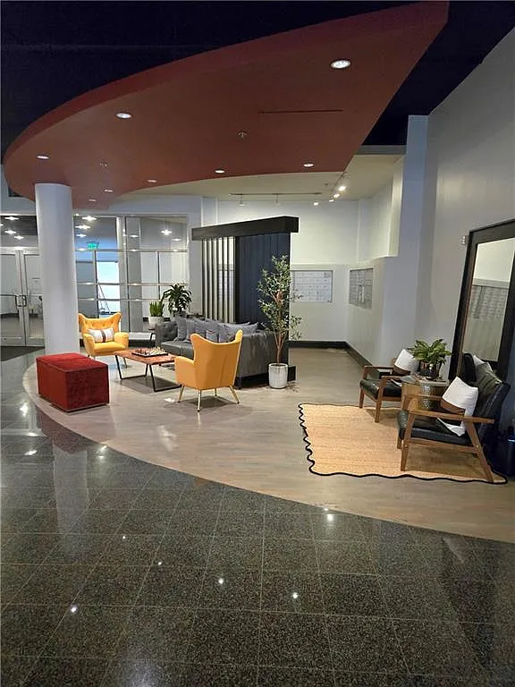 1 bed, 1.0 bath, 1032 sqft, $2,000 — Photo 2