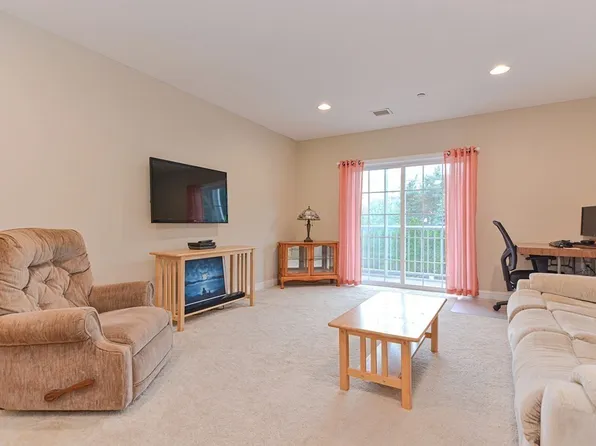 2207 Briarwood Vlg, Clinton, MA 01510