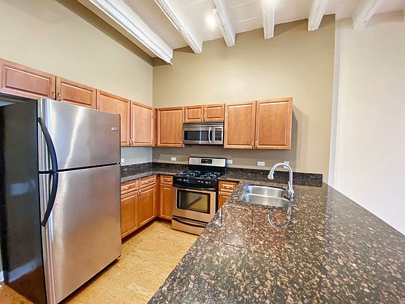 3rd image of 4015 N Milwaukee Ave Unit 305