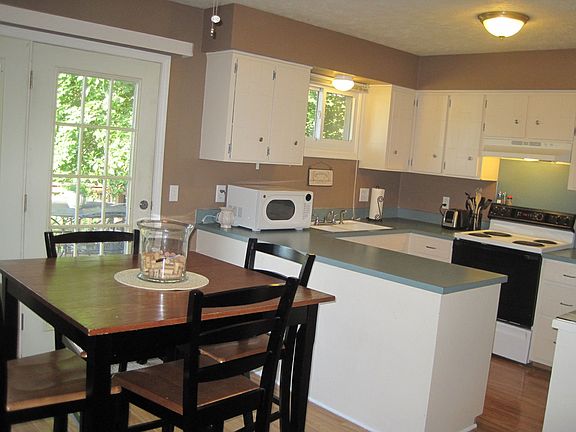 Spacious Kitchen w Bkfst Bar