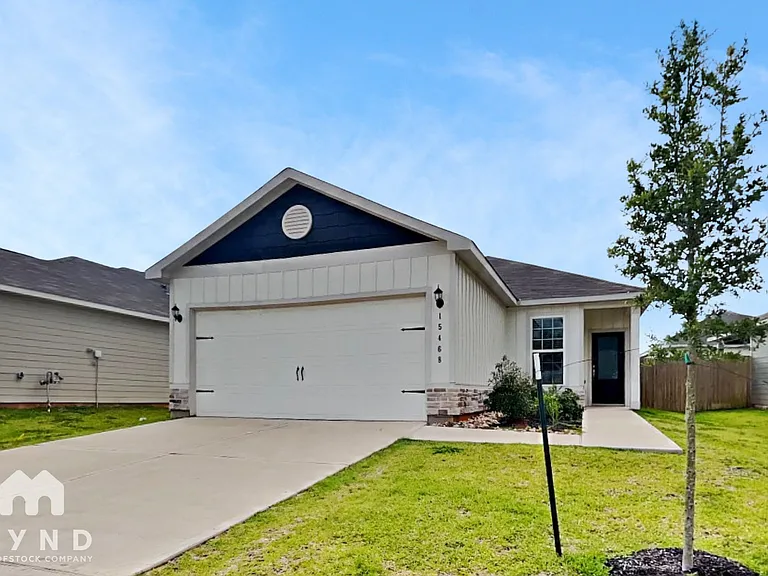 15468 Maple Terrace Dr — Photo 1