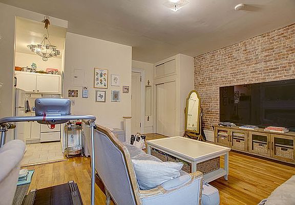 2nd image of 128 W 81st St APT 6
