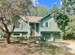 520 NE Bristol Dr, Lees Summit, MO 64086