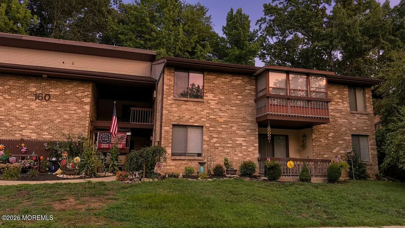 2 bed, 1.0 bath, 1130 sqft, $2,300 — Photo 2