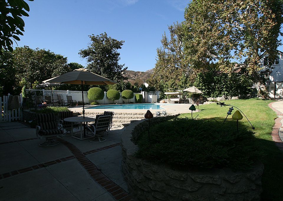 1st image of 922 N Bel Aire Dr