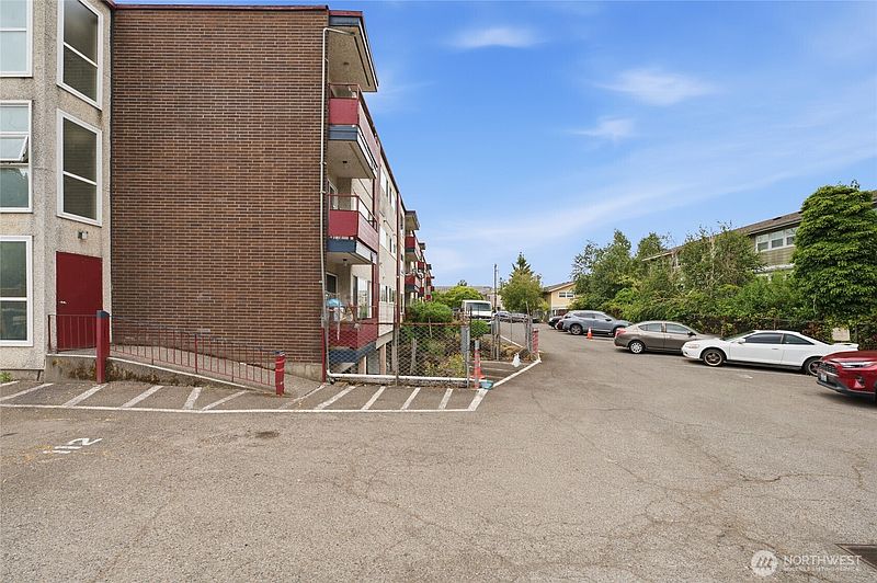 5th image of 4803 S Henderson Street