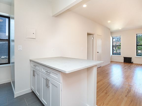 4th image of 332 E 18th St APT 20