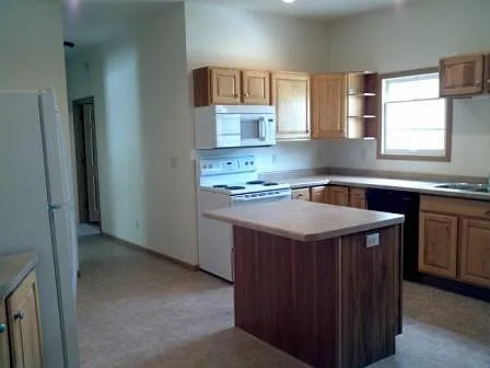 1218 Graham Ave — Photo 2