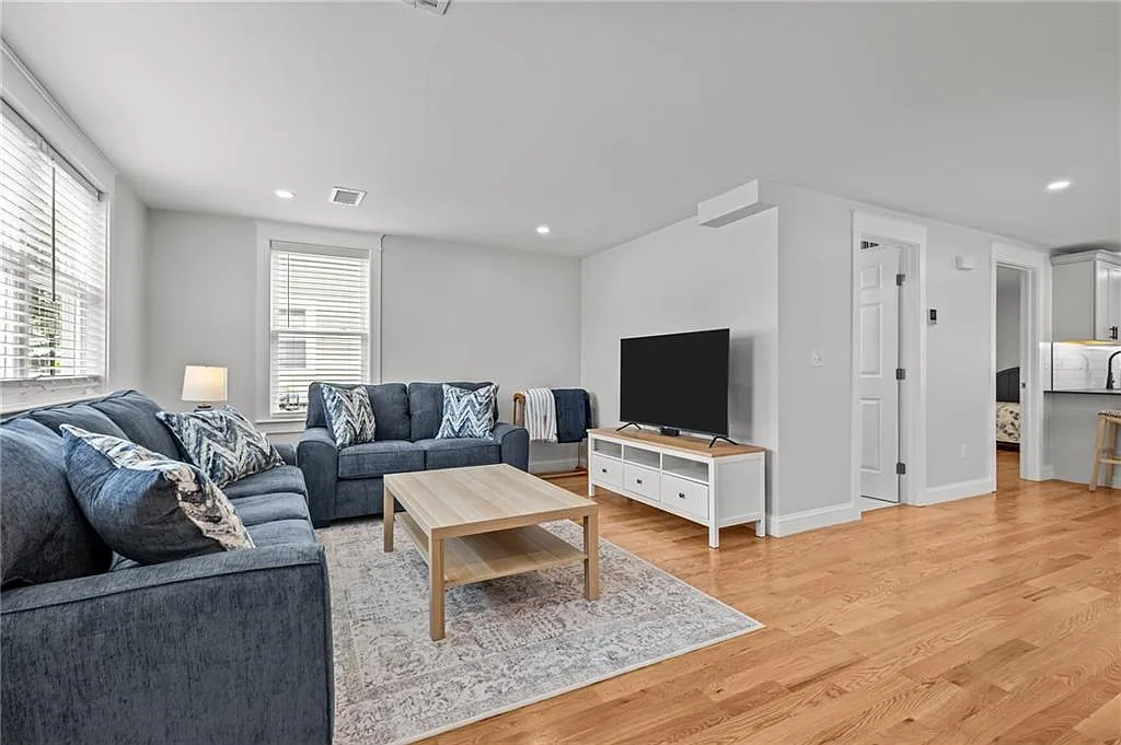 4 bed, 2.0 bath, 1610 sqft, $3,800 — Photo 3