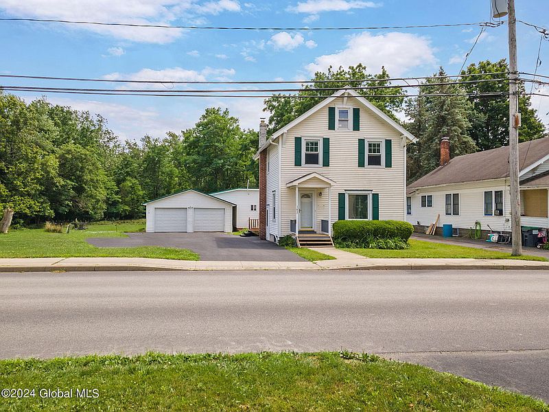 3rd image of 162 MacArthur Av.