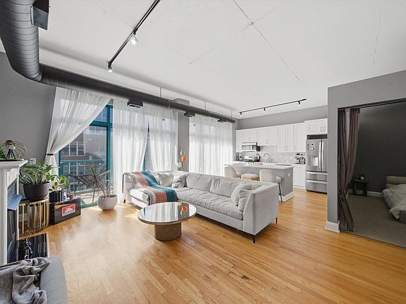 4th image of 910 W Madison St APT 803