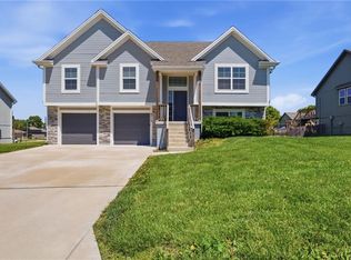 9712 E 221st St, Peculiar, MO 64078