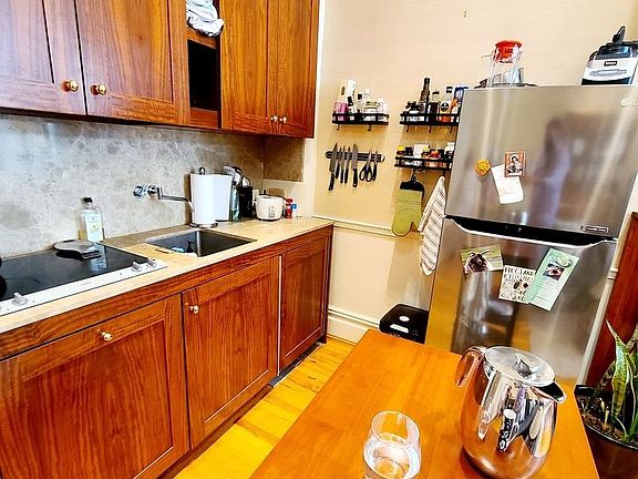 3rd image of 104 W 74th St #2R
