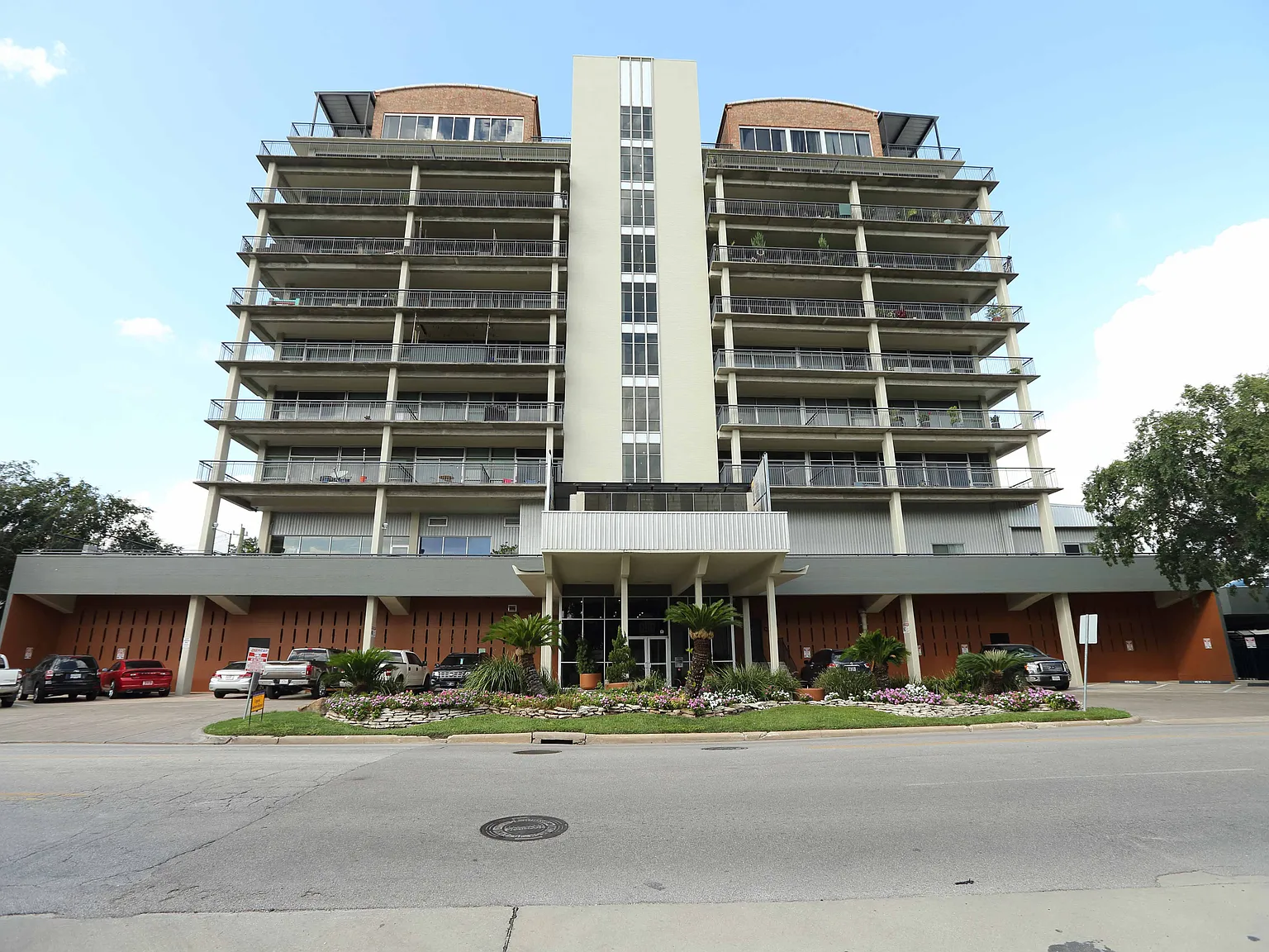 230 West Alabama Apartments — Photo 2