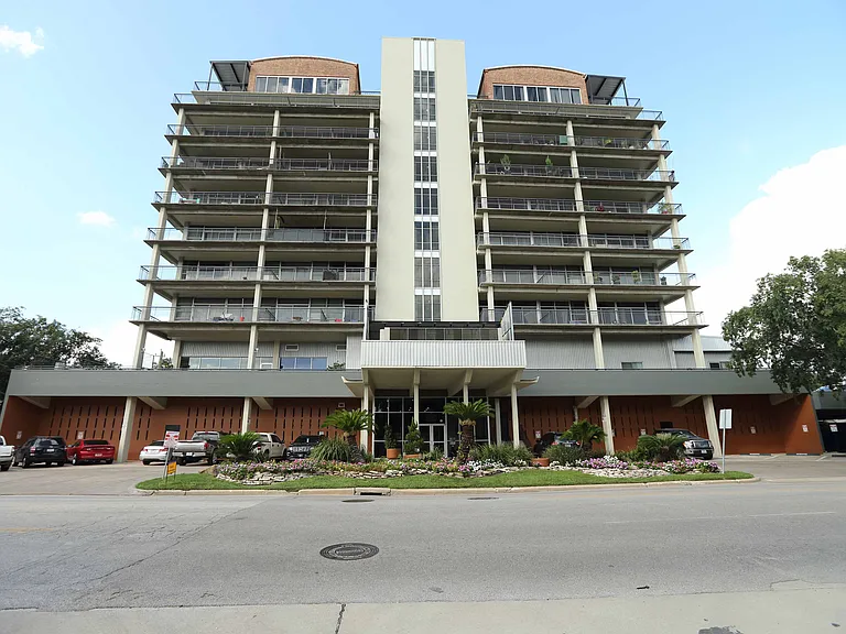230 West Alabama Apartments — Photo 2