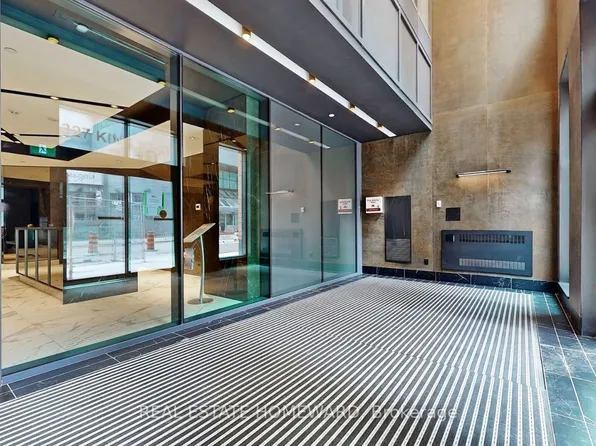 327 King St W, Toronto, ON
