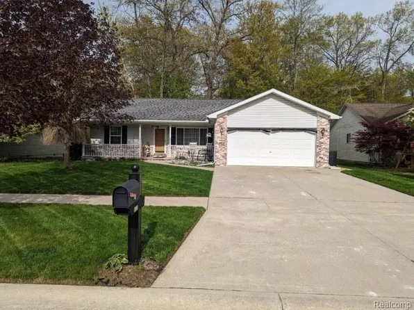 9525 Rachel Rd, Algonac, MI 48001