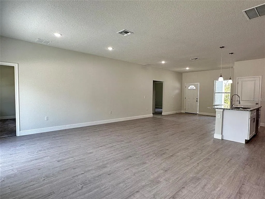 4 bed, 2.0 bath, 1758 sqft, $1,900 — Photo 3