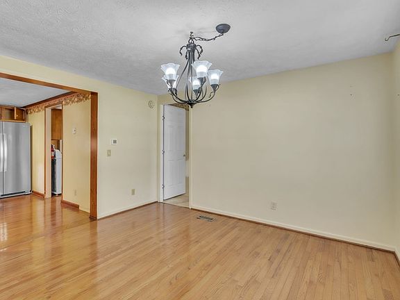 4th image of 402 Marshall Cir
