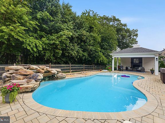 4th image of 43909 Churchill Glen Dr